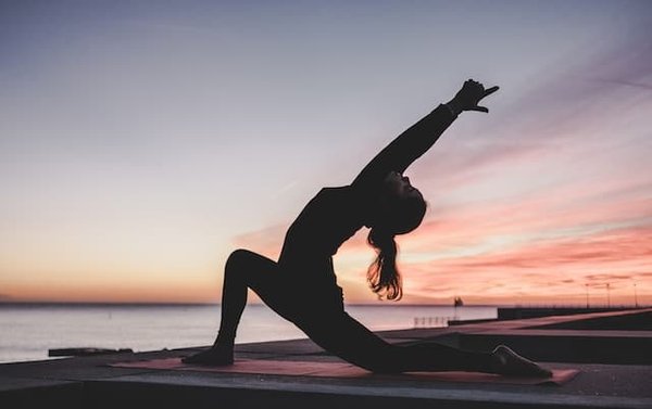 Quelle routine de yoga est bénéfique pour les athlètes cherchant à améliorer leur concentration mentale?