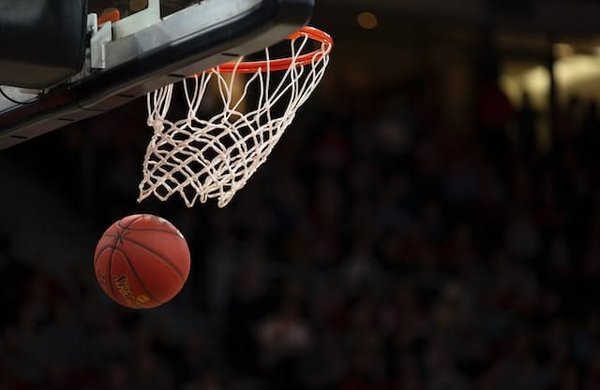 Quels sont les exercices pour améliorer la réactivité des mains lors des interceptions en basket ?