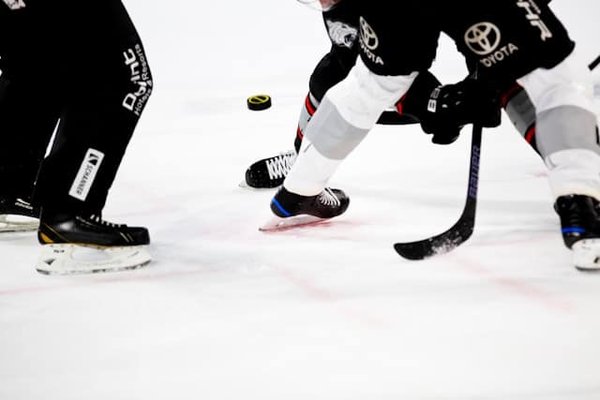 Quels entraînements spécifiques pour améliorer la vitesse en hockey sur glace?