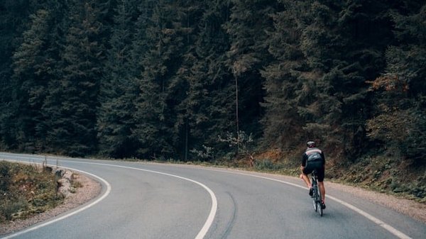 Comment intégrer le renforcement musculaire spécifique dans un programme de cyclisme ?
