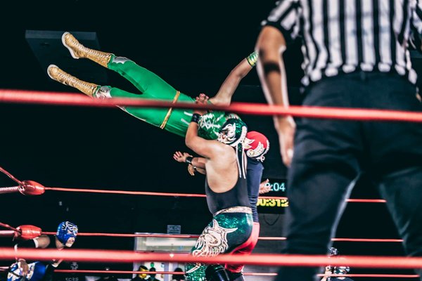Quel type d'entraînement en force est recommandé pour les compétiteurs en Lucha Libre?
